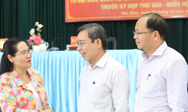 Cử tri TPHCM lo lương cán bộ cấp xã 'không đủ ăn sáng'