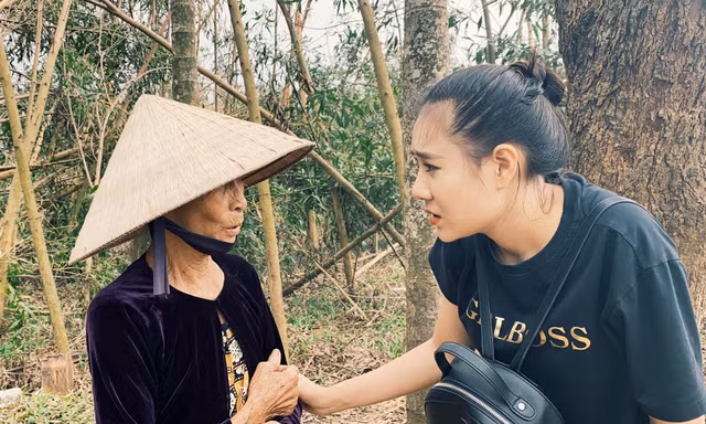 Diễn viên Hồ Bích Trâm hỗ trợ xây nhà, tặng quà bà con vùng bão lũ Quảng Ngãi