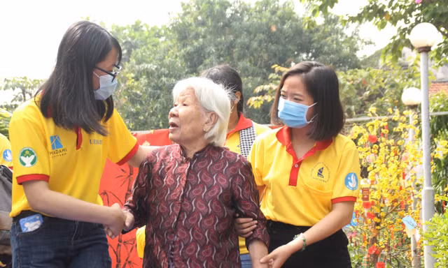 Bạn trẻ mang đến nụ cười xuân ở viện dưỡng lão