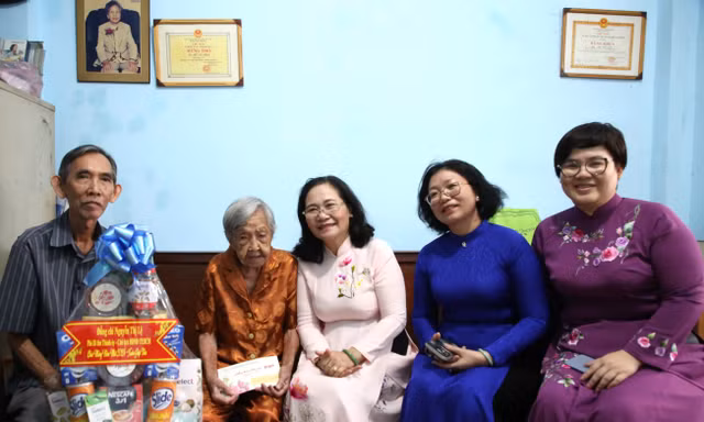 TPHCM: Trao huy hiệu Đảng tặng các đảng viên cao niên, tặng quà Tết người lao động khó khăn