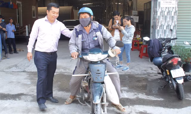 Người đàn ông được chủ xe Mercedes tặng xe: 'Món quà giúp con tôi đi học đỡ mặc cảm'