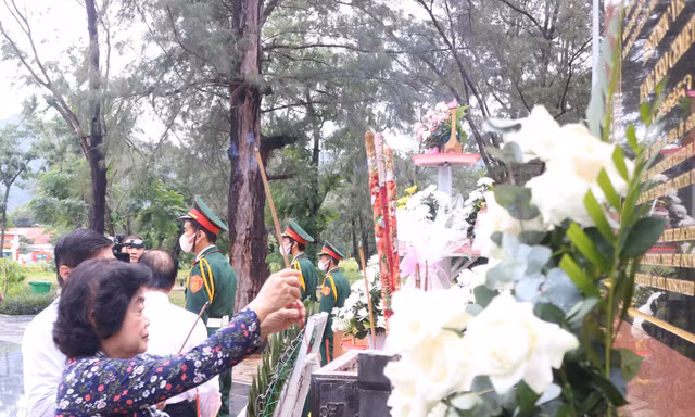 Đoàn đại biểu TPHCM dâng hương tưởng niệm Anh hùng liệt sĩ tại Côn Đảo 