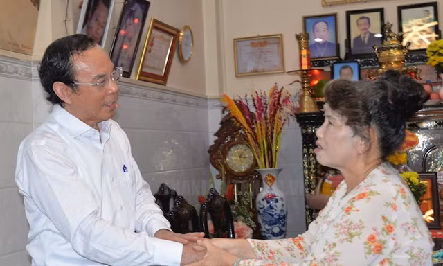 Bí thư TPHCM Nguyễn Văn Nên thăm hỏi, tri ân gia đình nhân viên y tế mất trong đại dịch COVID-19