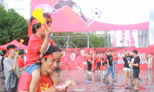 Người hâm mộ đổ về phố đi bộ Nguyễn Huệ chờ trận chung kết AFF Cup