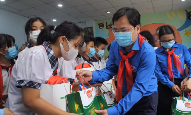 Bí thư thứ nhất T.Ư Đoàn khởi công công trình măng non, tặng quà cho thiếu nhi Thủ Đức