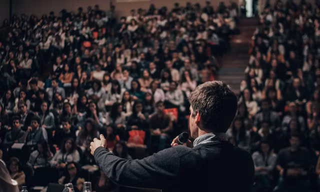Làm chủ kỹ năng thuyết trình với Public Speaking: Lo âu giúp bạn nói tốt hơn