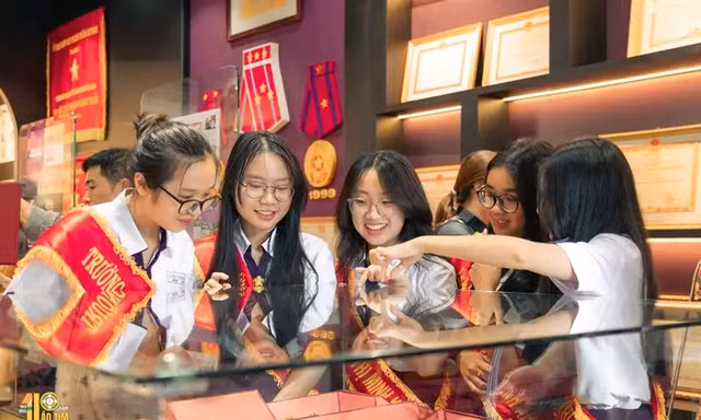 Tết thầy cô 20/11: Rộn ràng văn nghệ lẫn thể thao, có cả mừng sinh nhật "trăm tuổi"