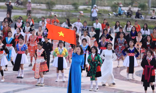Rộn ràng chào mừng đại lễ 30/4: Non sông liền một dải, Gen Z chào tương lai