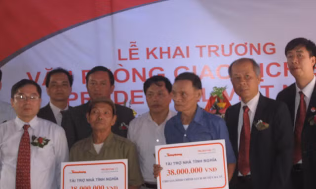Lãnh đạo Cty Prudential VN và báo Tiền Phong trao tiền tài trợ xây nhà tình nghĩa cho thương binh Hứa Minh Thuận và Lê Thành Trung
