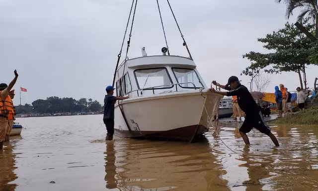 Chiếc ca nô thứ 2 Tập đoàn TNG phối hợp với báo Tiền Phong trao tặng được hạ thủy trên sông Hương qua TP Huế sáng 22/10.