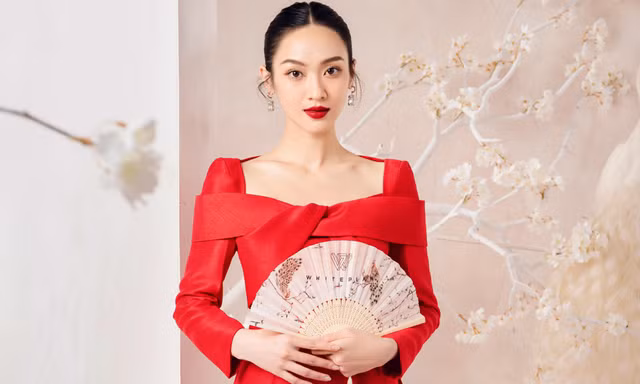 Người đẹp Thúy Quỳnh quyến rũ với áo dài Tết 