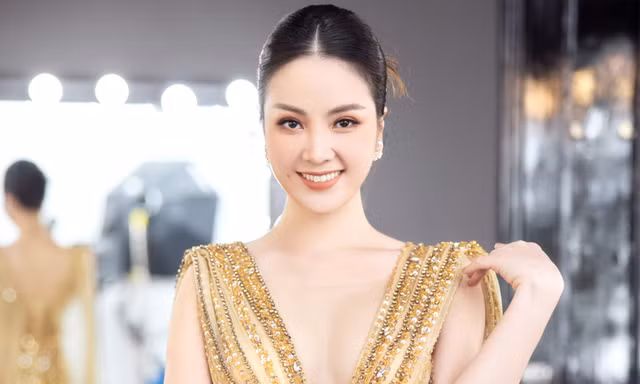 Thụy Vân diện váy xẻ sâu 
