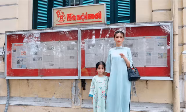 Á hậu Diễm Trang và con gái mặc áo dài dạo chơi thủ đô những ngày giáp Tết 