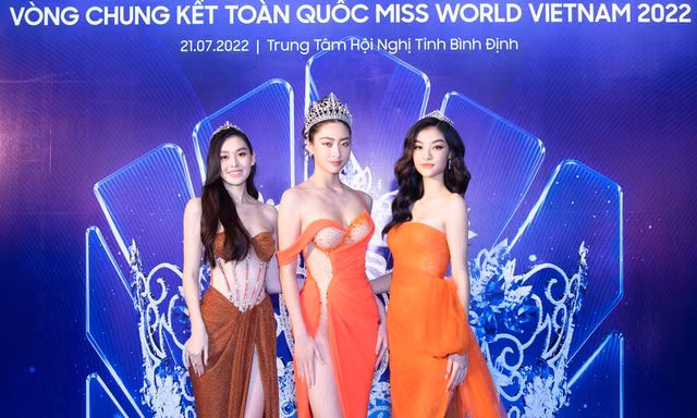 Top 3 Miss World Vietnam 2019 hội ngộ trên thảm đỏ, khoe nhan sắc nóng bỏng trước khi hết nhiệm kỳ
