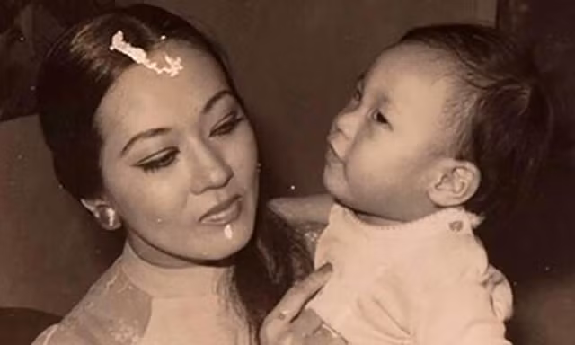 Bé Cúc Cu (Hà Linh) - con trai cố nghệ sĩ Thanh Nga trong vòng tay mẹ. Ảnh tư liệu.