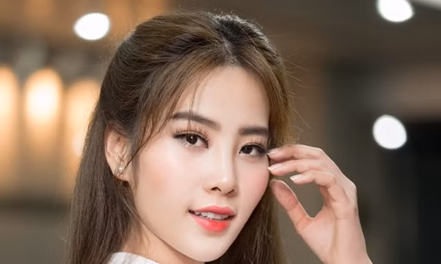 Hoa khôi Nam Em hát 3 thứ tiếng chào đón 50 người đẹp hoa hậu.