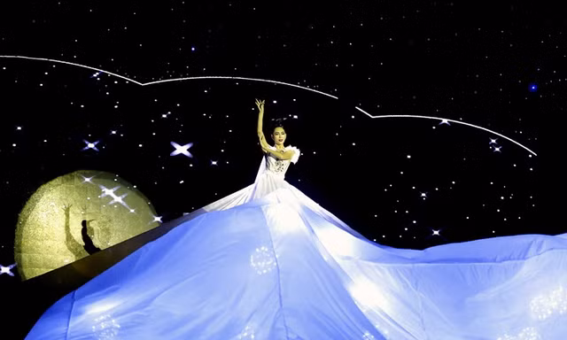 Người đẹp "Duyên dáng Bolero" Mỹ Ngọc đã diện váy khổng lồ.