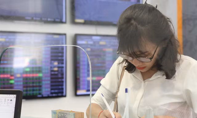 Thời gian qua TTCK đã thu hút một lượng nhà đầu tư mới và dòng tiền kỷ lục ; Ảnh ( minh hoa) - Như Ý 