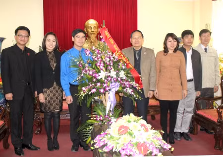 Bí thư Trung ương Đoàn Dương Văn An trao tặng lẵng hoa chúc mừng ngày thành lập Hội CCB Việt Nam