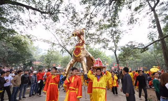 Lễ rước ngựa của thôn Phù Mã (xã Phù Linh) tại lễ hội Gióng.