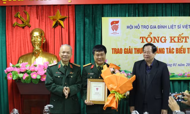 Ban tổ chức trao giải Nhất cho tác giả đoạt giải