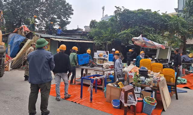 Hà Nội: Tháo dỡ, di dời tài sản của 10 hộ dân lấn chiếm đất đã GPMB tại Cầu Giấy