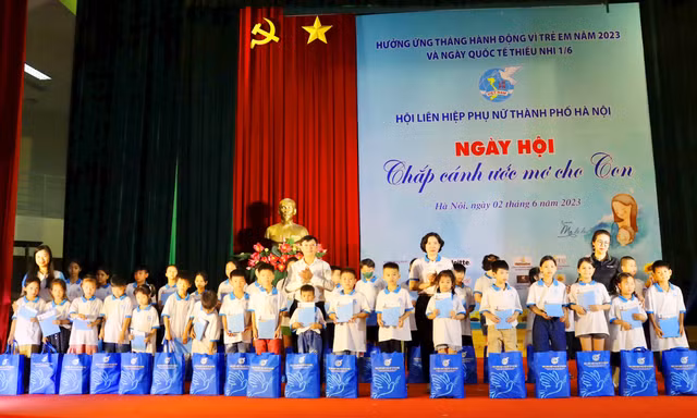 Các đơn vị đỡ đầu đã tiếp nhận, trao yêu thương và tặng quà cho trẻ mồ côi có hoàn cảnh khó khăn tại ngày hội
