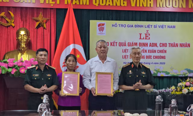Con gái liệt sĩ nghẹn ngào nhận kết quả giám định ADN của cha sau hơn 50 năm tìm kiếm