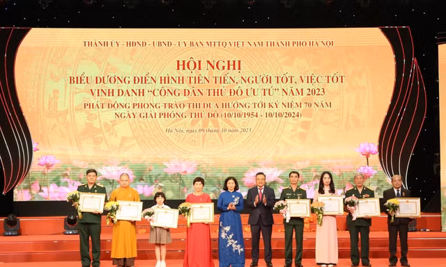 Lãnh đạo thành phố Hà Nội biểu dương, trao thưởng các gương “Người tốt, việc tốt” tiêu biểu của thành phố năm 2023 
