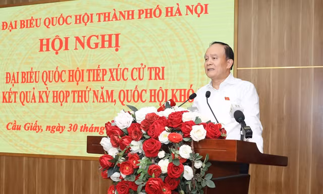 Chủ tịch HĐND Thành phố Nguyễn Ngọc Tuấn phát biểu tại hội nghị tiếp xúc cử tri ngày 30/6.