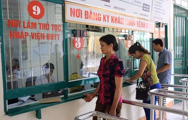Người dân đăng ký khám bệnh BHYT