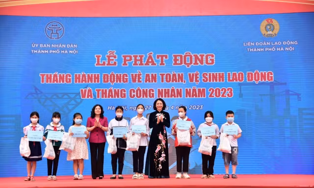 Bà Nguyễn Thị Thu Hà, Thứ trưởng Bộ LĐTB&XH tặng quà cho con công nhân có hoàn cảnh khó khăn