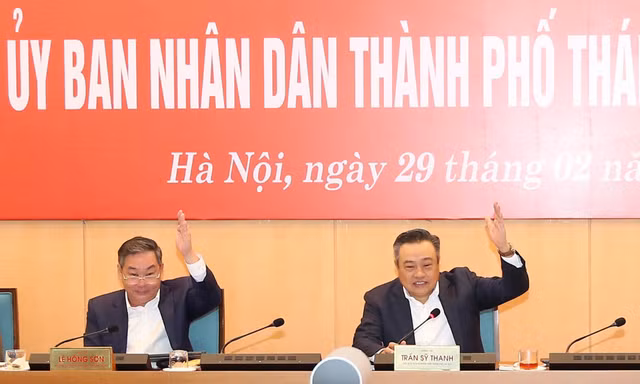 Lãnh đạo UBND TP. Hà Nội biểu quyết tại phiên họp
