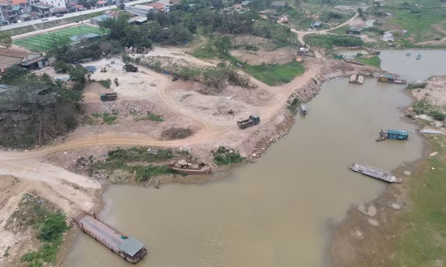 Hà Nội: Hàng loạt bãi trung chuyển vật liệu xây dựng trái phép ven sông Hồng