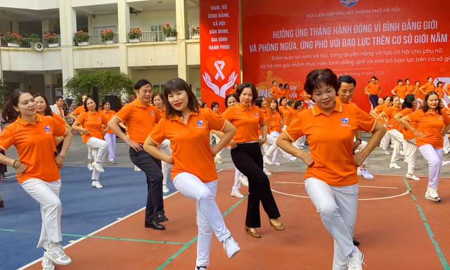 Các đại biểu đồng diễn sắc cam hưởng ứng Tháng hành động vì bình đẳng giới