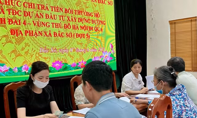 Người dân huyện Hoài Đức nhận tiền đền bù bồi thường giải phóng mặt bằng dự án Vành đai 4