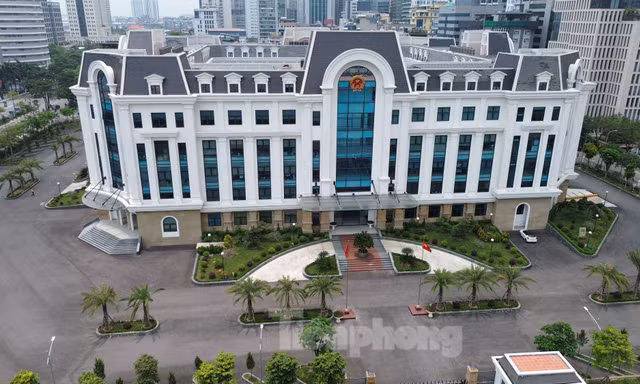 Hà Nội: Trụ sở UBND phường có 185 phòng làm việc cho khoảng 50 cán bộ