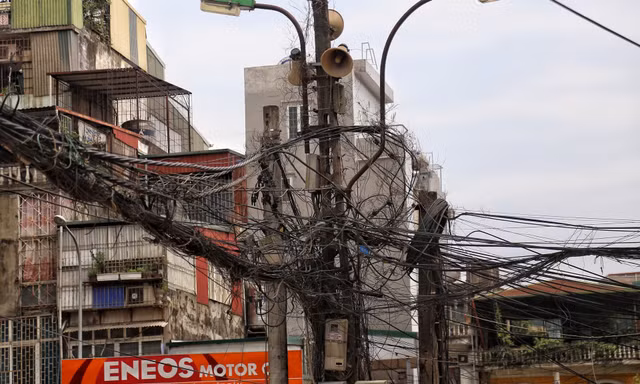 Hà Nội: Khó khăn trong bố trí nguồn vốn để hạ ngầm hệ thống dây điện