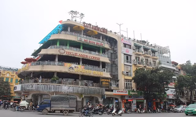 Hà Nội xem xét phá bỏ tòa nhà ‘Hàm cá mập’ 