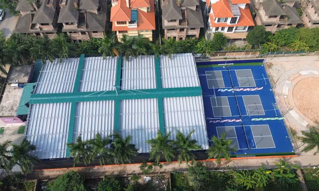 Hà Nội: Quây tôn chiếm gọn vỉa hè làm bãi xe trái phép, đất công viên, cây xanh biến thành sân pickleball 