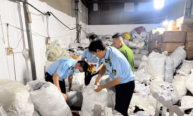 Hà Nội: Phát hiện ‘công xưởng’ sản xuất tất thể thao fake, thu giữ hàng chục nghìn đôi