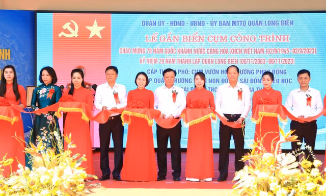 Bí thư Hà Nội dự lễ gắn biển cụm công trình chào mừng 20 năm thành lập quận Long Biên
