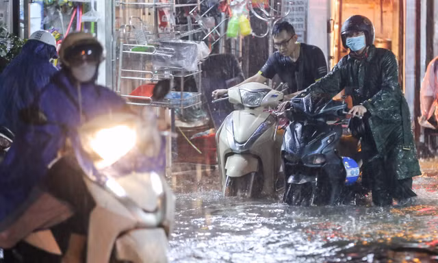 Lượng mưa lớn tối ngày 20/6 đã khiến nhiều tuyến phố trên địa bàn Hà Nội bị ngập