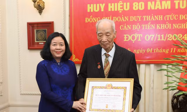 Trao Huy hiệu 80 năm tuổi Đảng tặng nguyên Phó Chủ tịch Hội đồng Bộ trưởng Đoàn Duy Thành