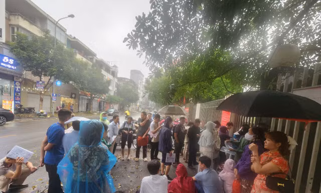 Người dân xếp hàng từ 5h sáng chờ lấy số thứ tự thực hiện thủ tục hành chính về đất đai.
