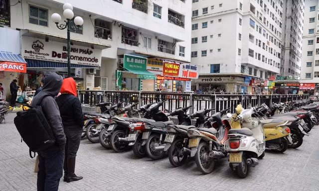 Số xe vô chủ được đưa lên sân chung cư để tìm chủ sở hữu