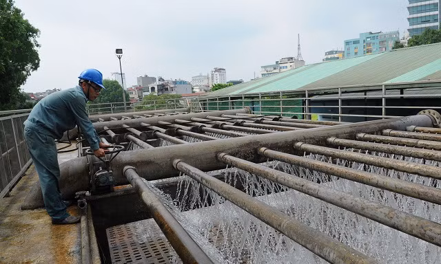 Nhân viên vận hành nhà máy nước Yên Phụ
