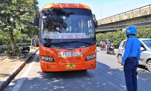 Lực lượng chức năng kiểm tra hoạt động vận tải hành khách
