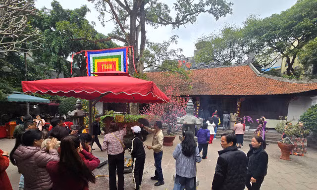 Người dân nô nức đến ‘Thăng Long tứ trấn’ cầu an