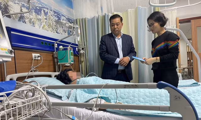 Đại diện Sở LĐTB&XH Hà Nội trao hỗ trợ khẩn cấp của thành phố đến nạn nhân và gia đình